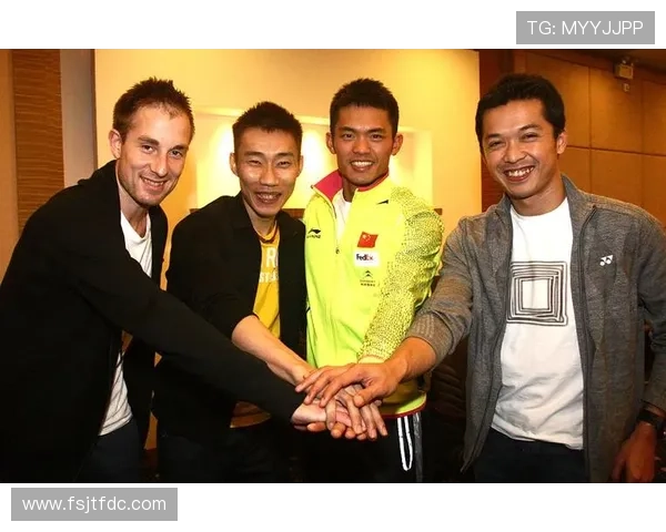 林丹与足球明星同框合影展现运动精神与友谊的精彩瞬间